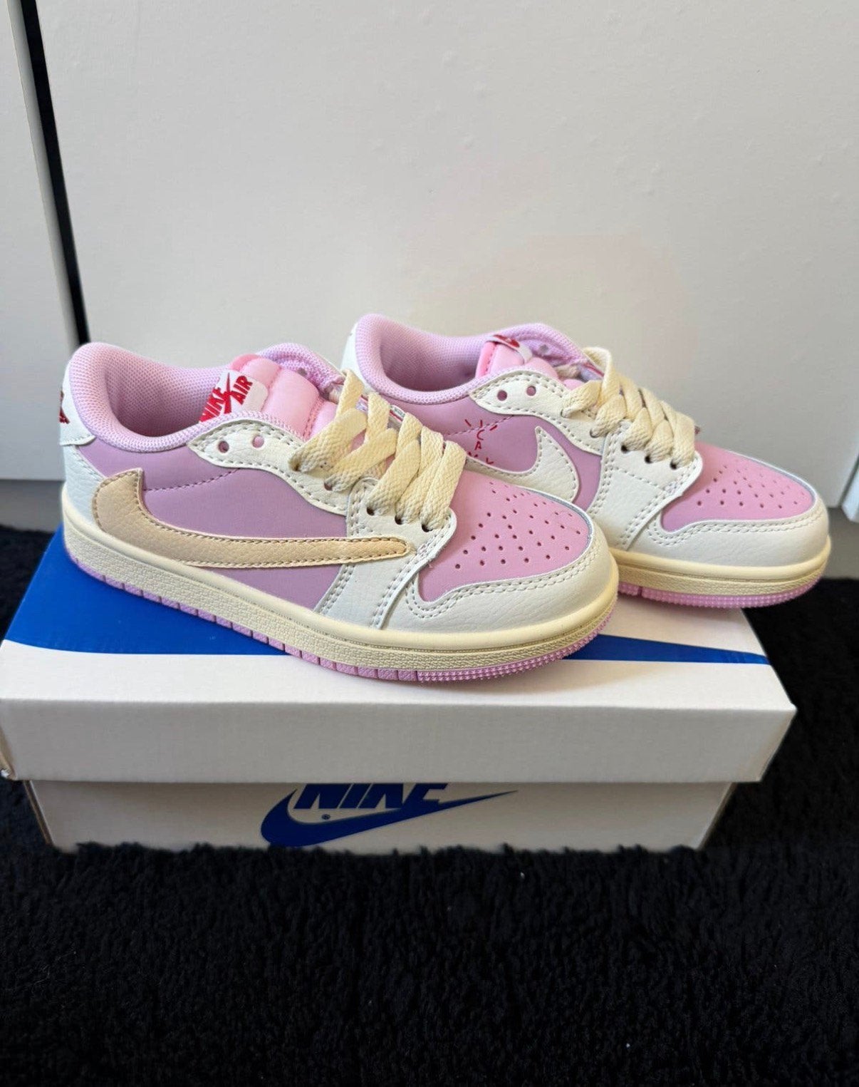 Nike Air Jordan 1 Low Travis Scott Pink Kids EU30, Jongen of Meisje, Schoenen, Nieuw, Ophalen of Verzenden