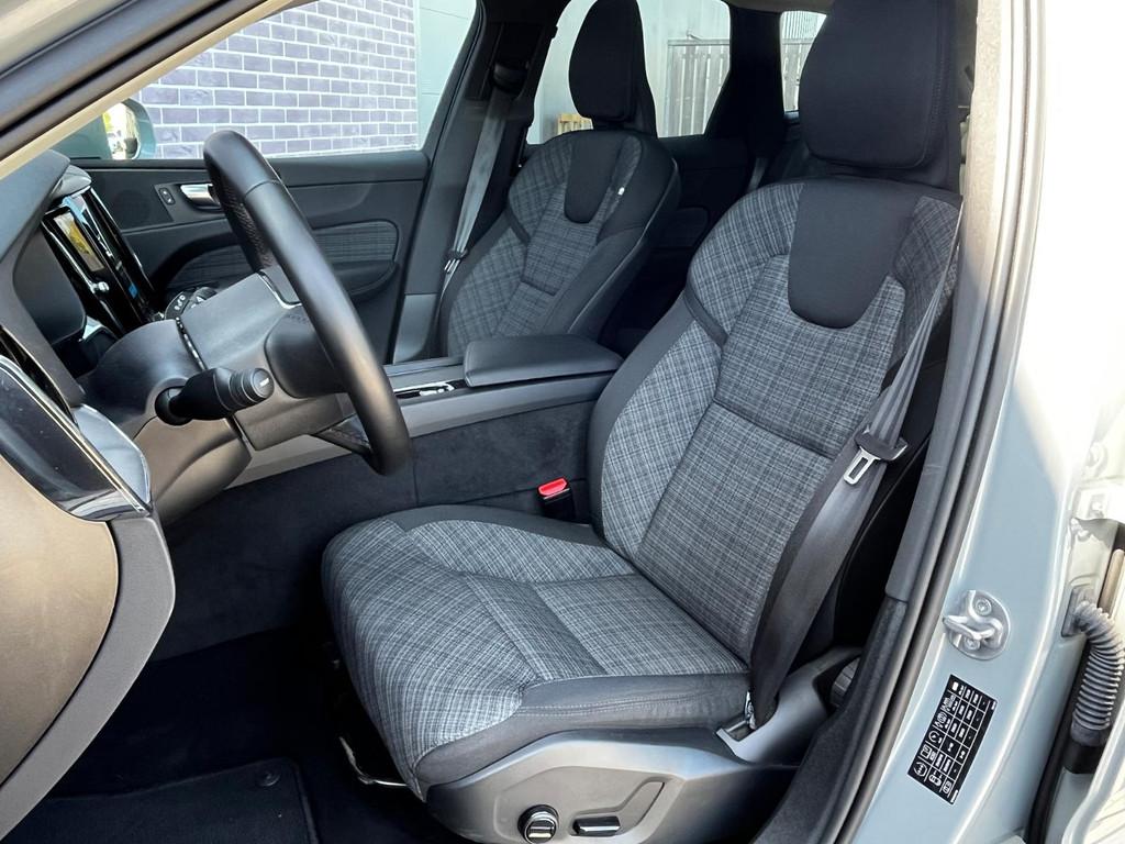 Volvo XC60 2.0 T6 Plug-in hybrid AWD Essential Edition Brigh, Auto's, Automaat, 12 maanden, Stof, Gebruikt