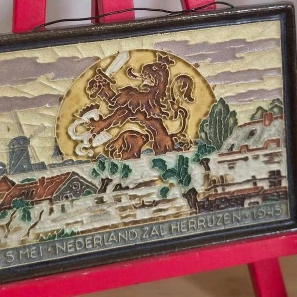 Prachtige Cloisonné tegel 1945 - Nederland zal Herrijzen, Ophalen of Verzenden