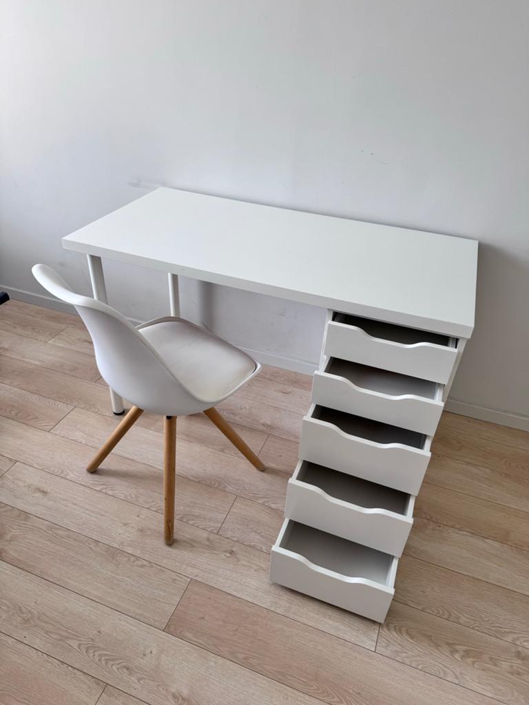 Wit ikea bureau met lades inclusief bureaustoel, Ophalen, Met lades, Spaanplaat of MDF, Zo goed als nieuw
