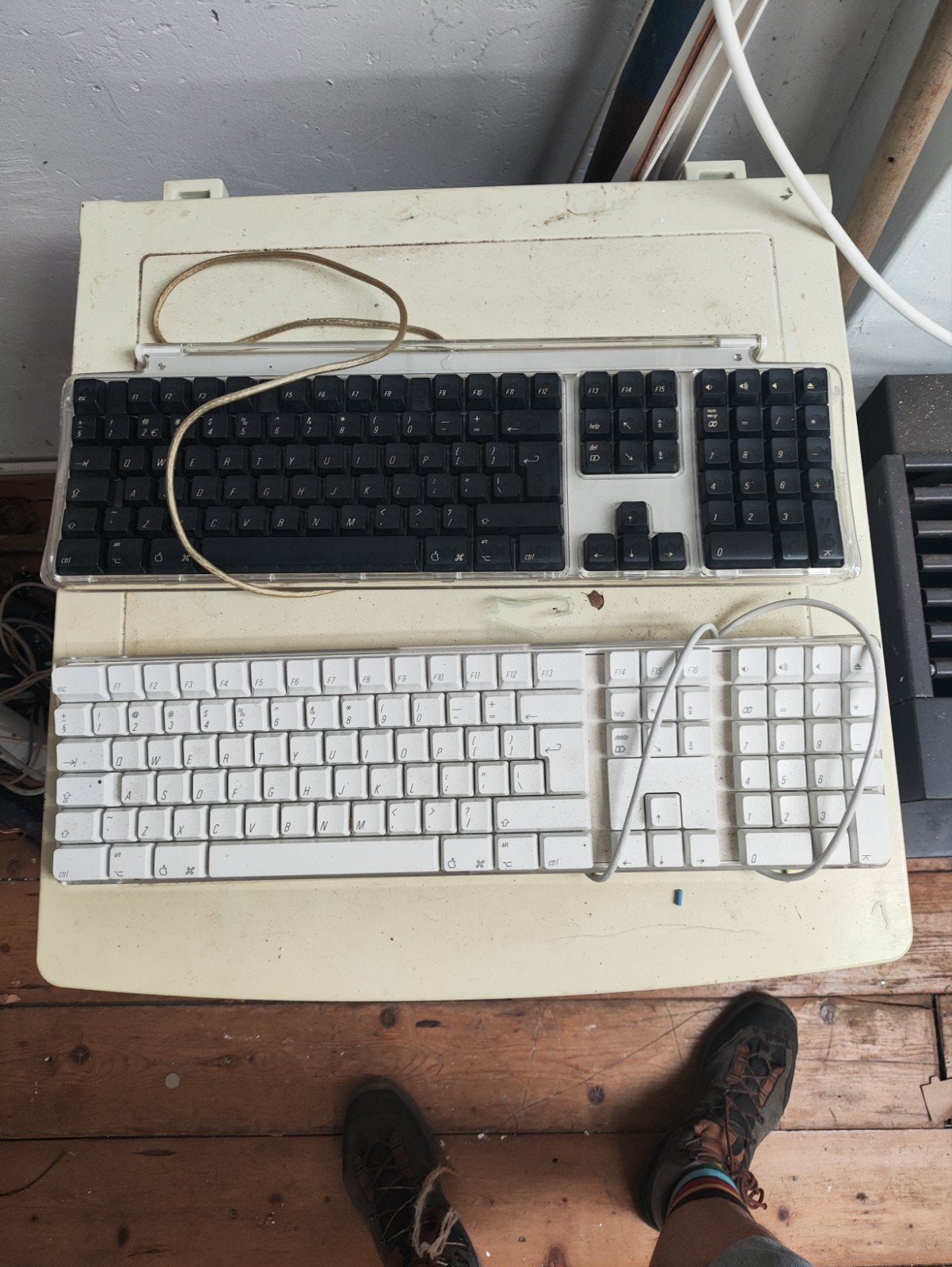 2x Apple Toetsenbord: Zwart en Wit (Vintage), Computers en Software, Toetsenborden, Gebruikt, Ophalen of Verzenden, Qwerty, Apple