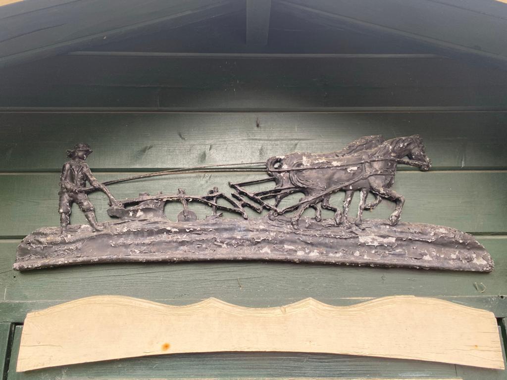 Metalen wanddecoratie: ploegende boer met paarden, Ophalen of Verzenden