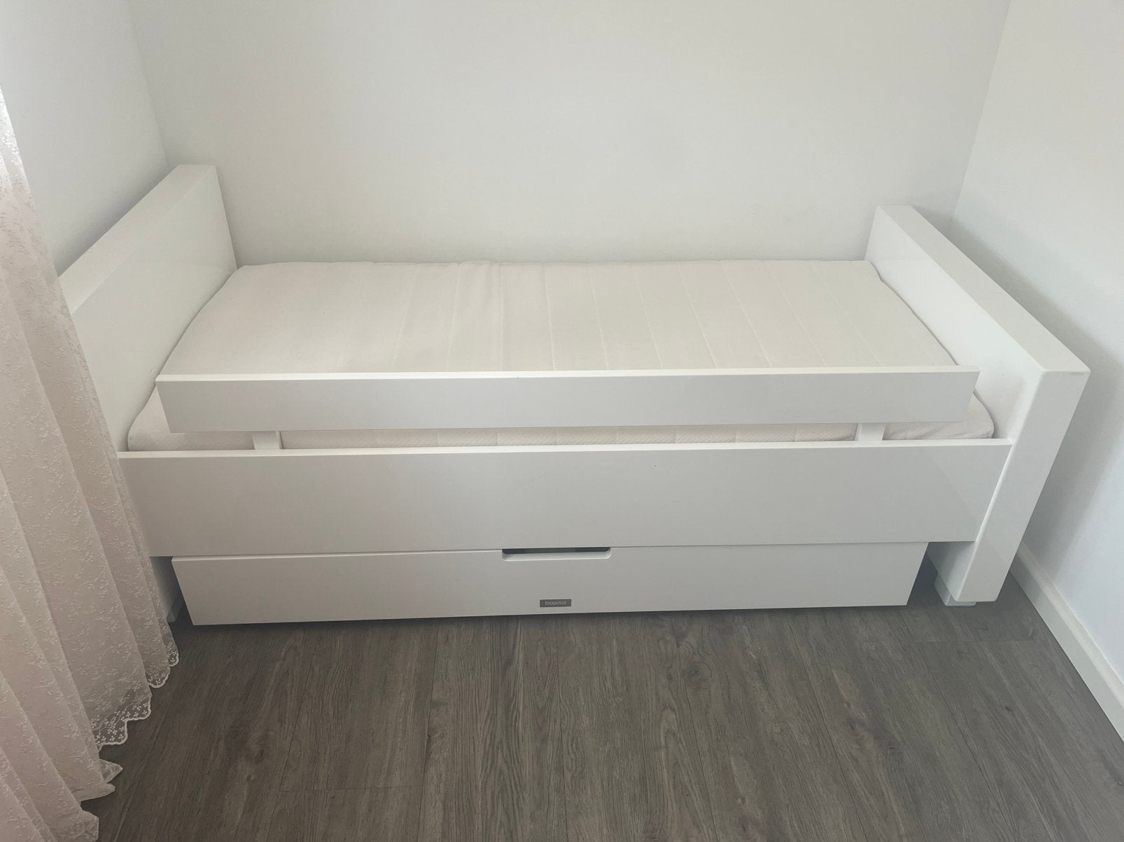 Peuterbed hoogglans wit (Babypark) incl. matras 150x70 cm, Gebruikt, 70 tot 85 cm, 140 tot 160 cm, Ophalen