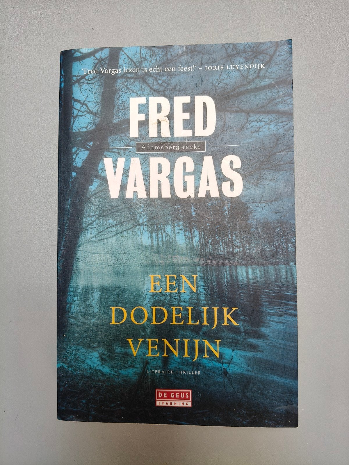 Fred Vargas - Een Dodelijk Venijn (Adamsberg-reeks), Boeken, Ophalen of Verzenden, Gelezen, Fred Vargas, Europa overig