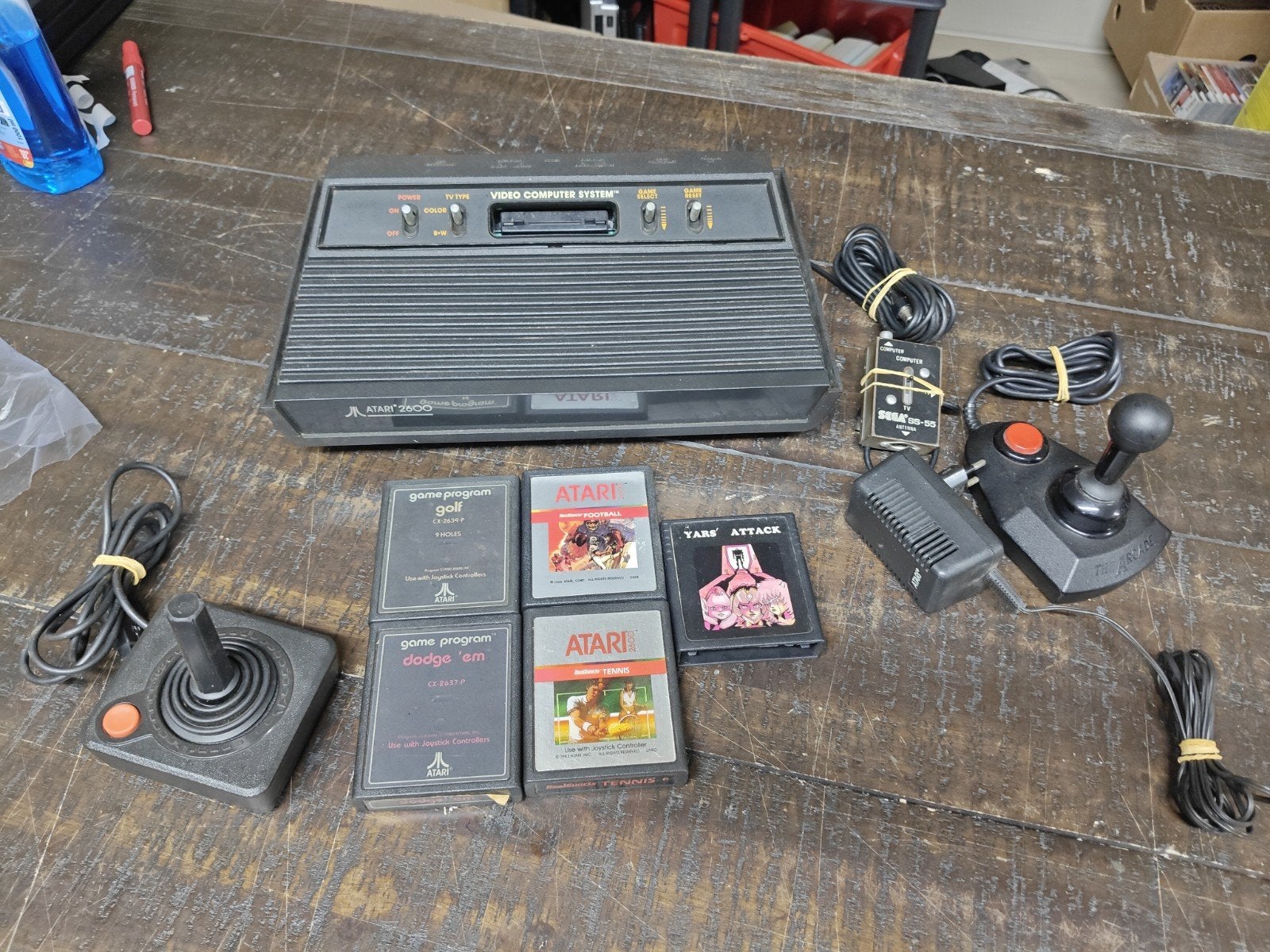 Atari 2600 console met 2 controllers en 5 games, Spelcomputers en Games, Atari, Inc., Met 2 controllers, 1600 Amphitheatre Parkway, Mountain View, CA 94043, USA