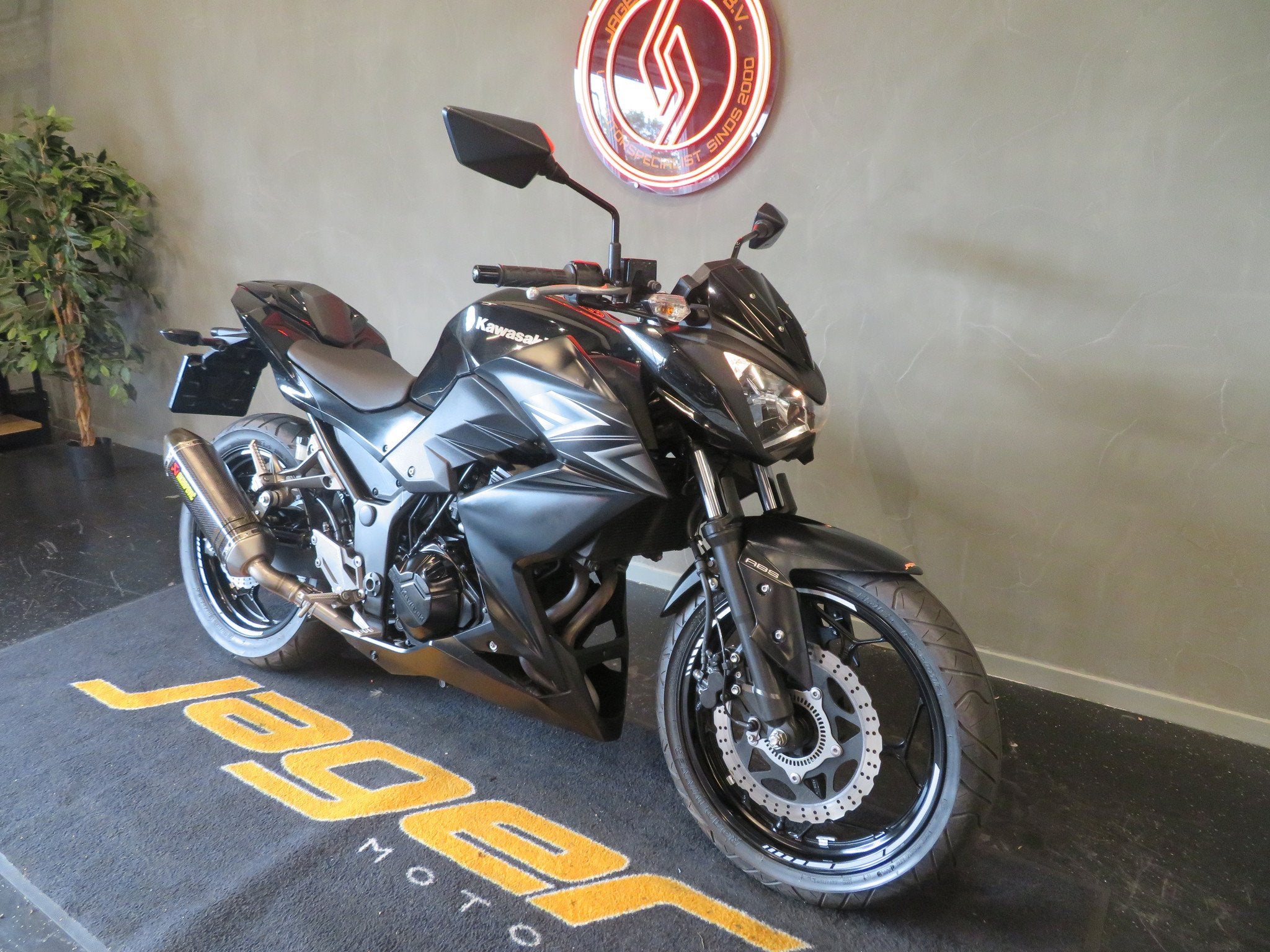 Kawasaki Z 300 Z300 ABS AKRA TOPPER! (bj 2016), Motoren, Naked bike, Gebruikt, Bedrijf