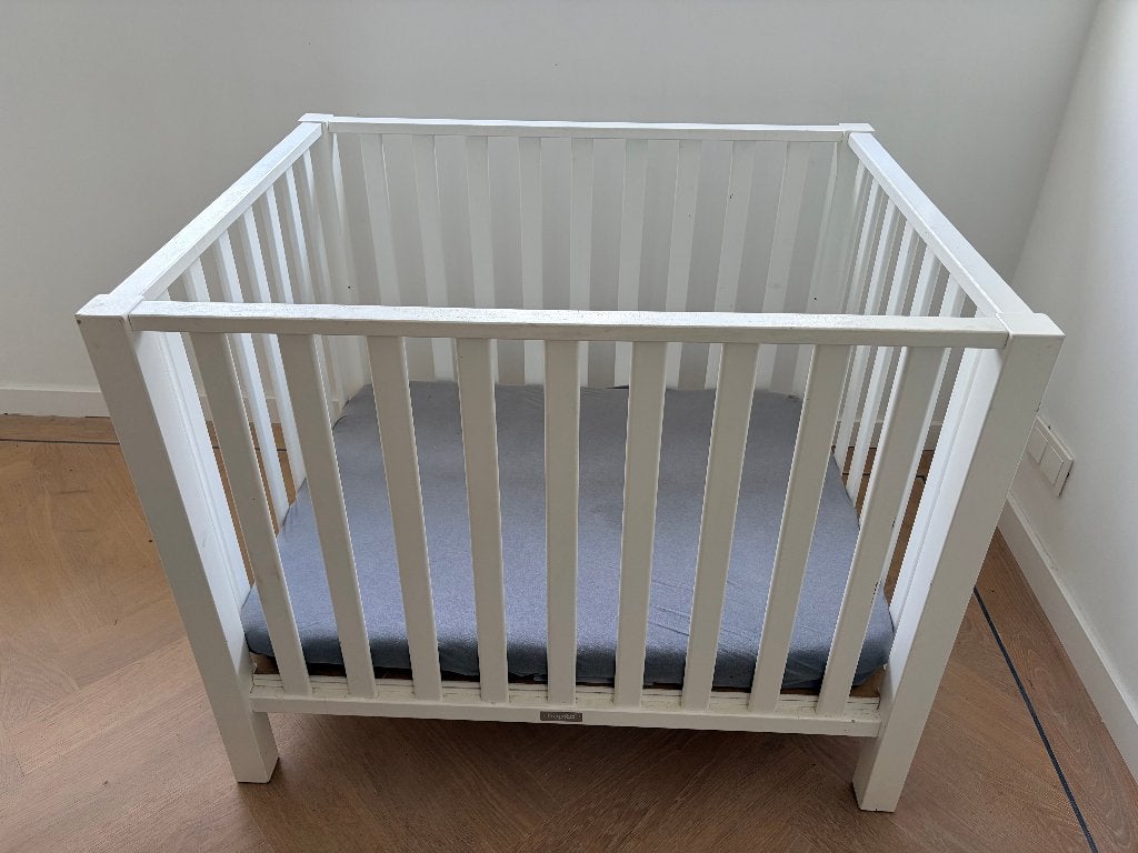 Wit houten babybed / ledikant 100 x 80 cm incl. matras, Kinderen en Baby's, Babywiegjes en Ledikanten, Ophalen, Gebruikt, Ledikant
