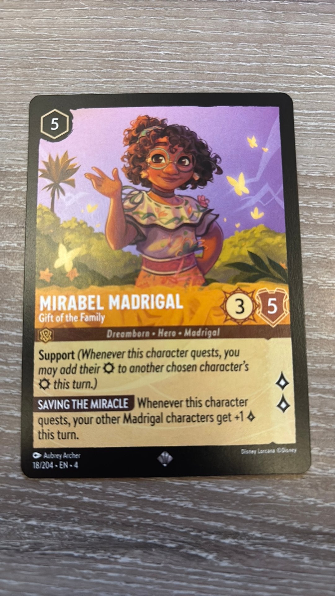 Disney Lorcana Mirabel Madrigal gift 18-204 4URS nonfoil, Ophalen of Verzenden, Zo goed als nieuw