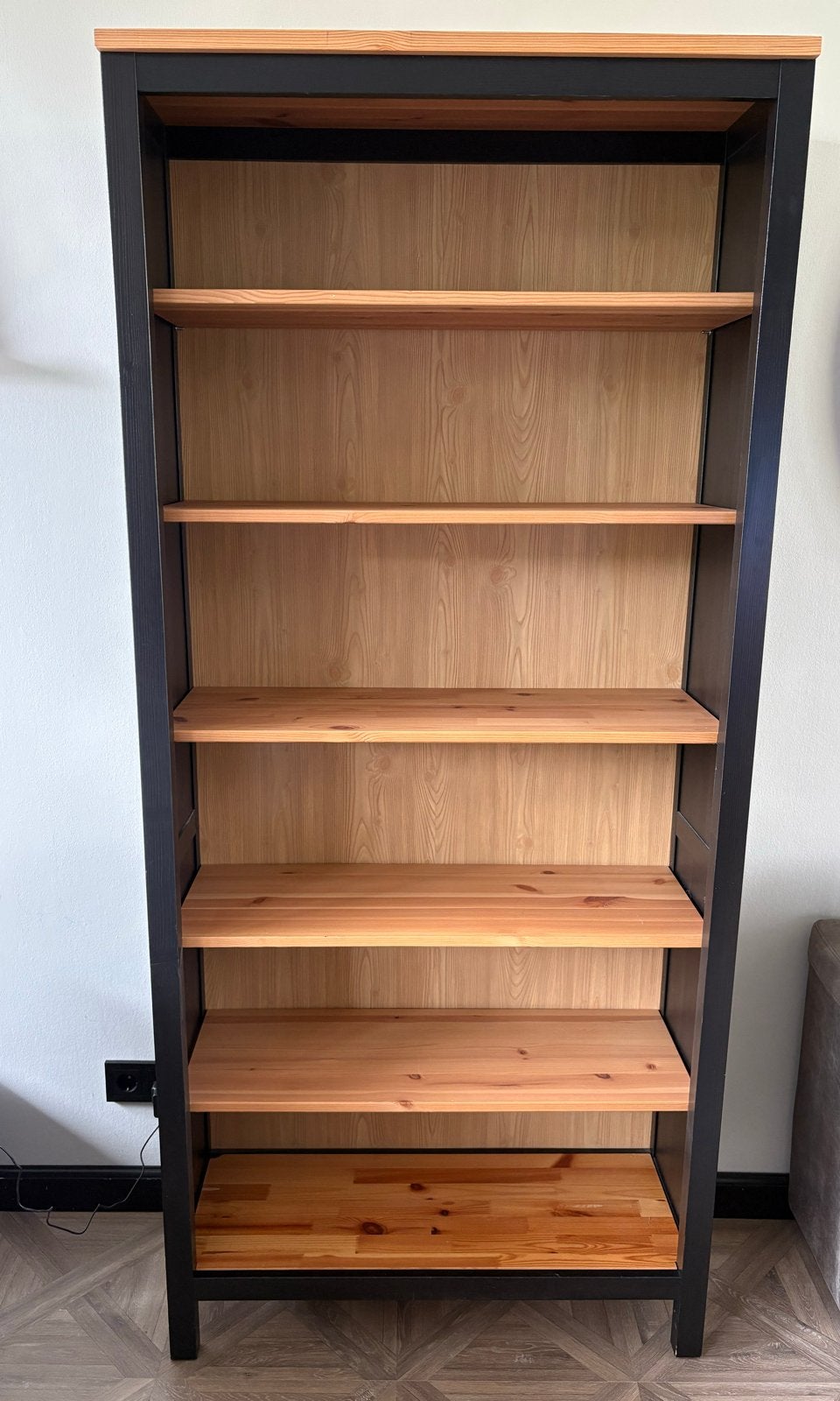 Boekenkast zwart met grenenhouten planken, Ophalen, Met plank(en), Gebruikt, 50 tot 100 cm