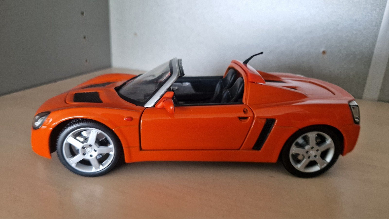 Opel Speedster Schaalmodel 1:18 Oranje, Hobby en Vrije tijd, Modelauto's | 1:18, Ophalen of Verzenden, Zo goed als nieuw