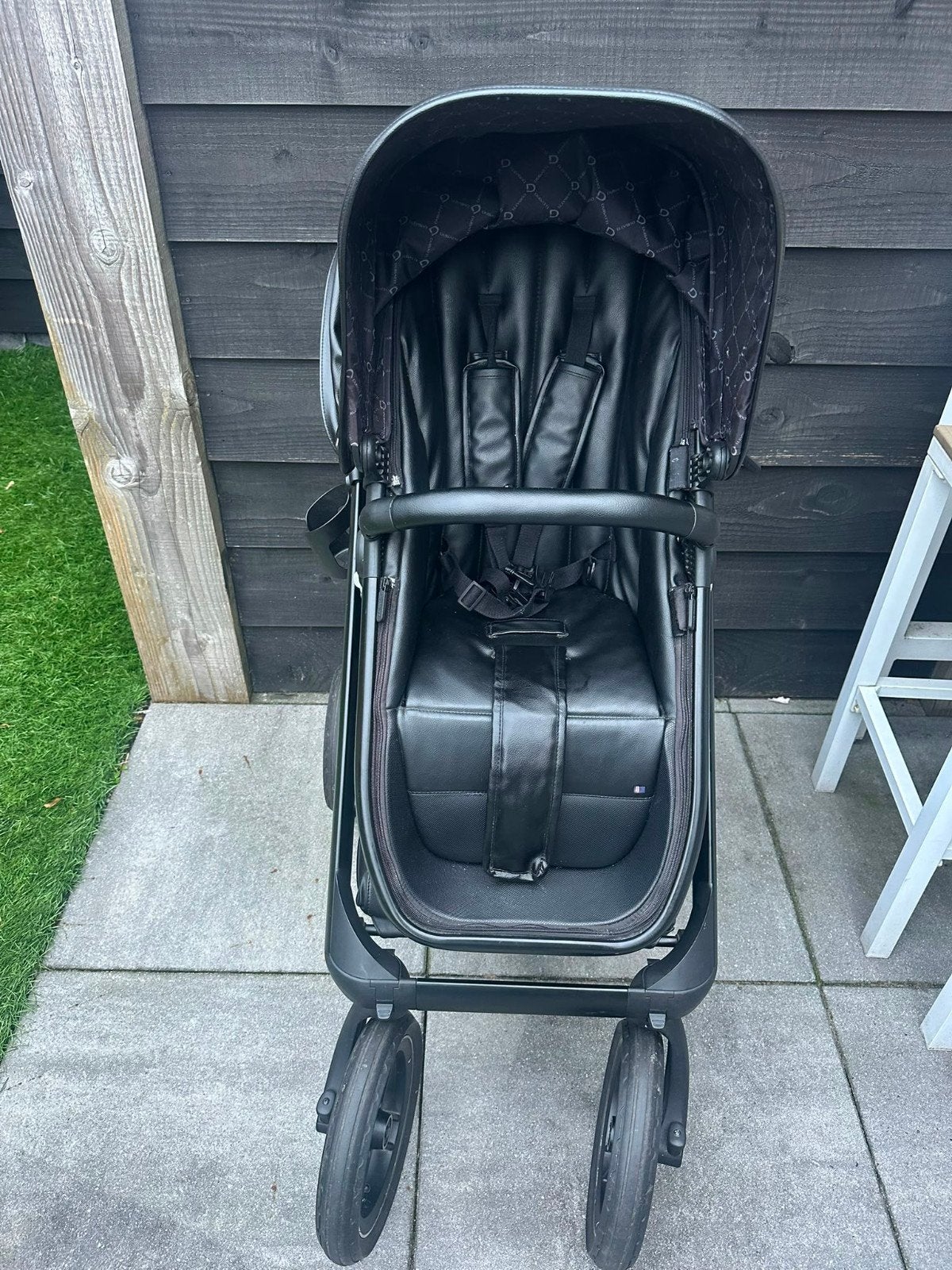 Dubatti zwarte leren kinderwagen met veel accessoires, Kinderen en Baby's, Luchtbanden, Zo goed als nieuw, Ophalen, Kinderwagen