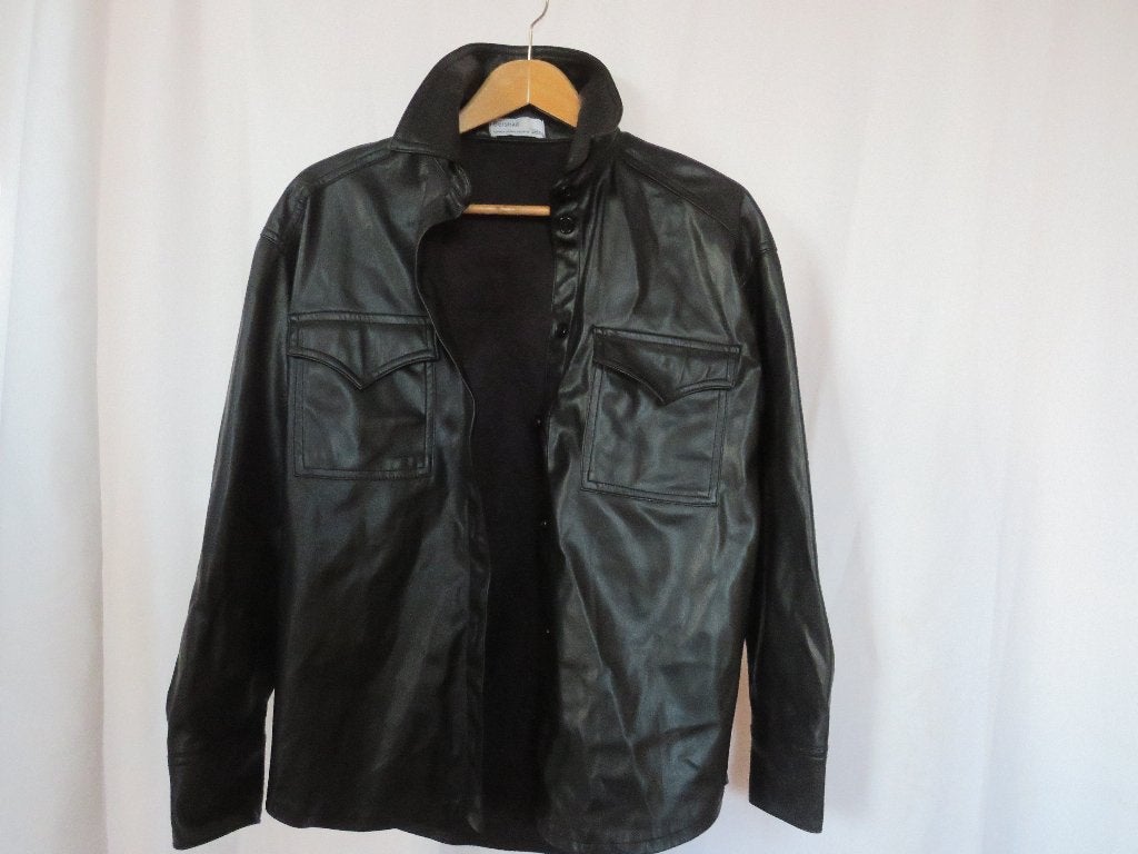 Zwarte faux leather oversized blouse / top mt xs /s Bershka, Kleding | Dames, Zwart, Maat 36 (S), Gedragen, Bershka