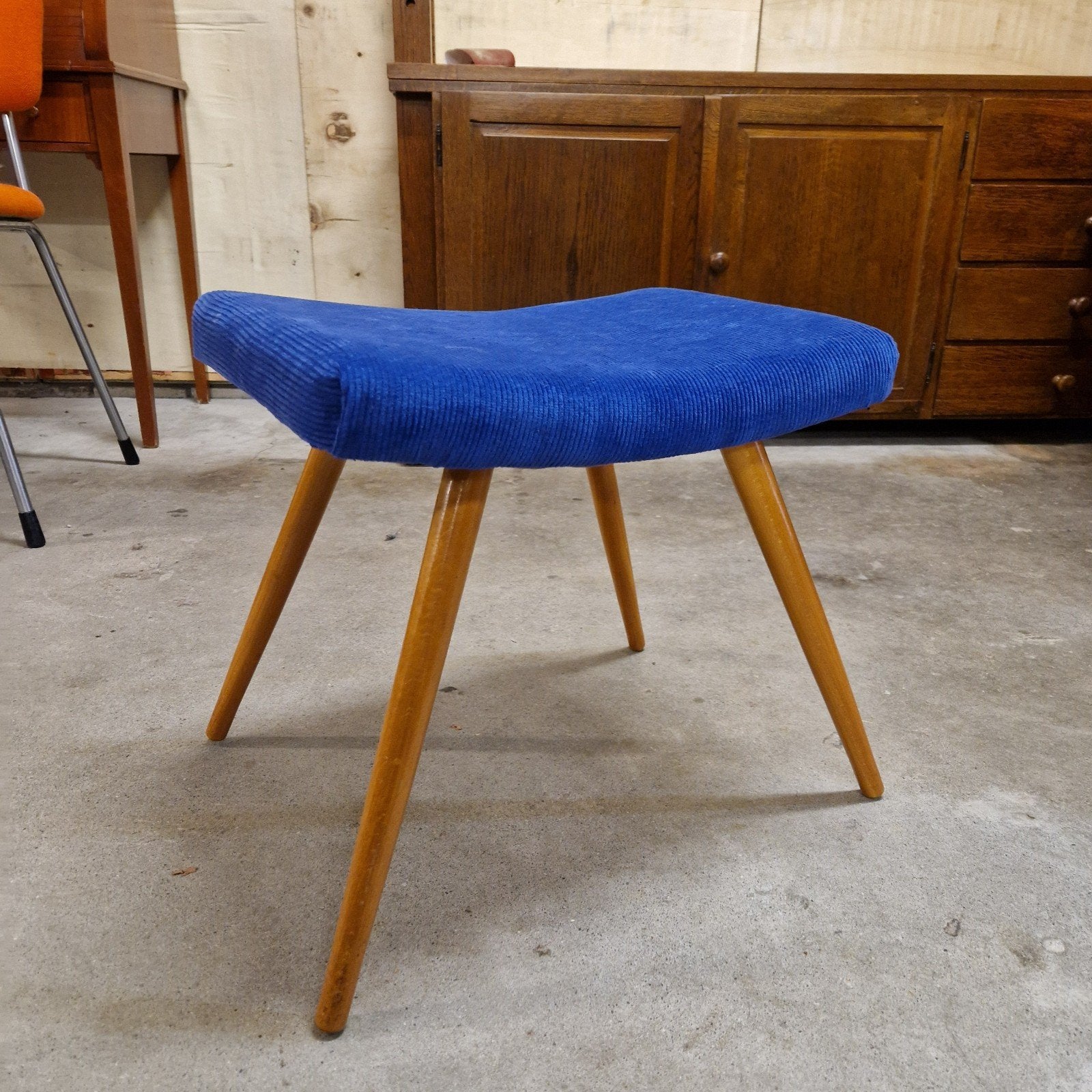 Jaren 50 vintage voetenbank nieuw bekleed ribstof krukje, Design vintage retro fifties jaren 50, Minder dan 50 cm, Gebruikt, Kobalt blauw