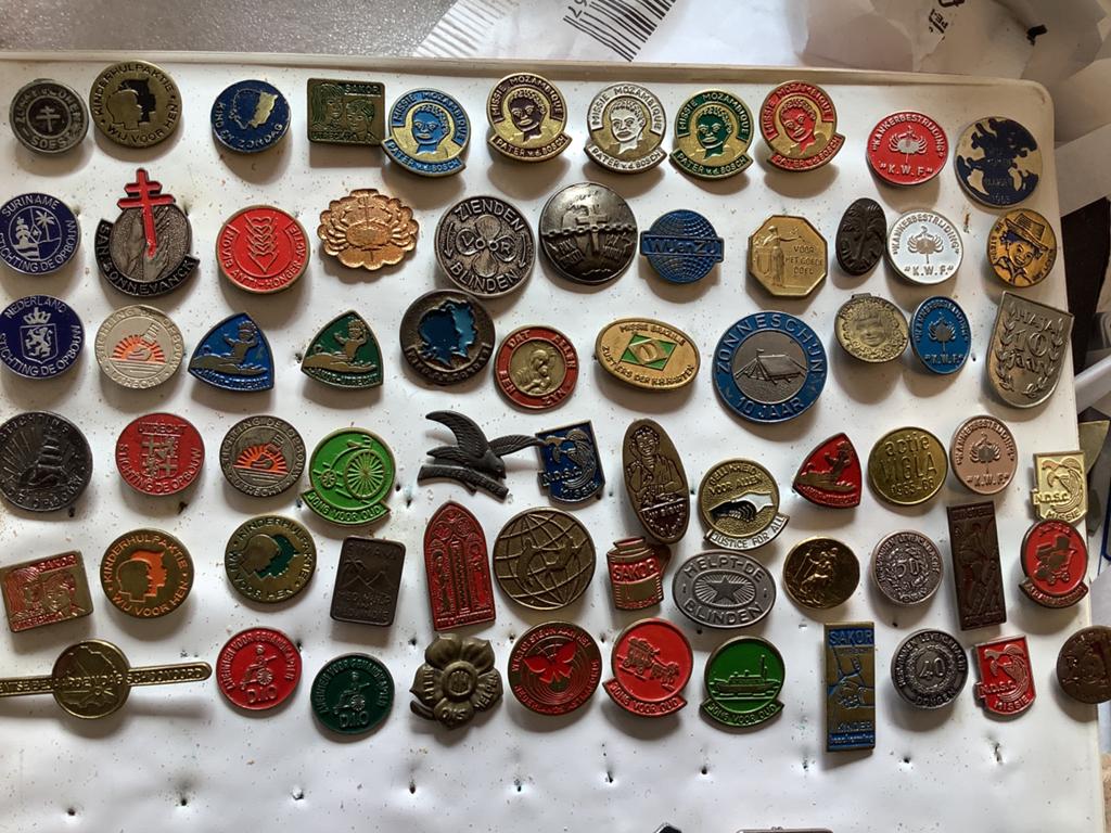 68 speldjes goede doelen ed, Verzamelen, Speldjes, Pins en Buttons, Ophalen of Verzenden, Gebruikt, Overige onderwerpen