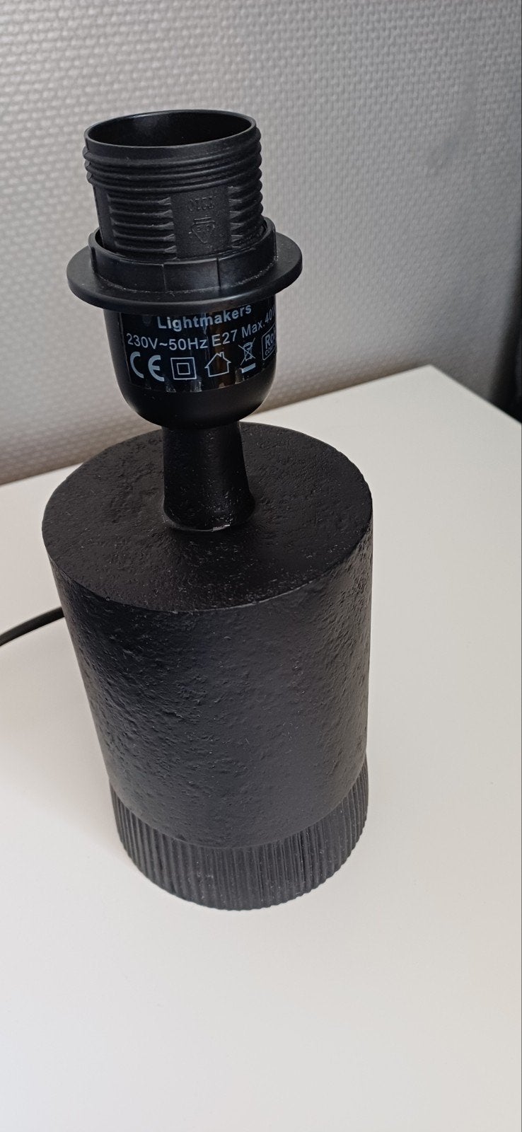 4 zwarte tafellampvoetjes met beige lampenkappen, Ophalen, Gebruikt, Textiel, E27 (groot)