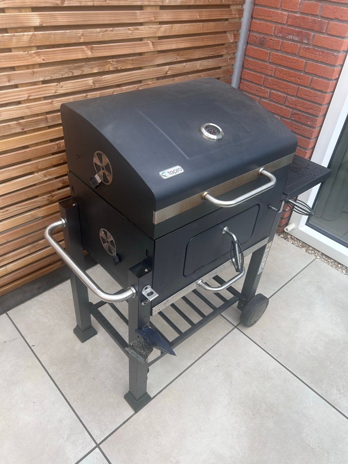 Tepro Houtskool BBQ met zijtafels en thermometer, Ophalen, Gebruikt
