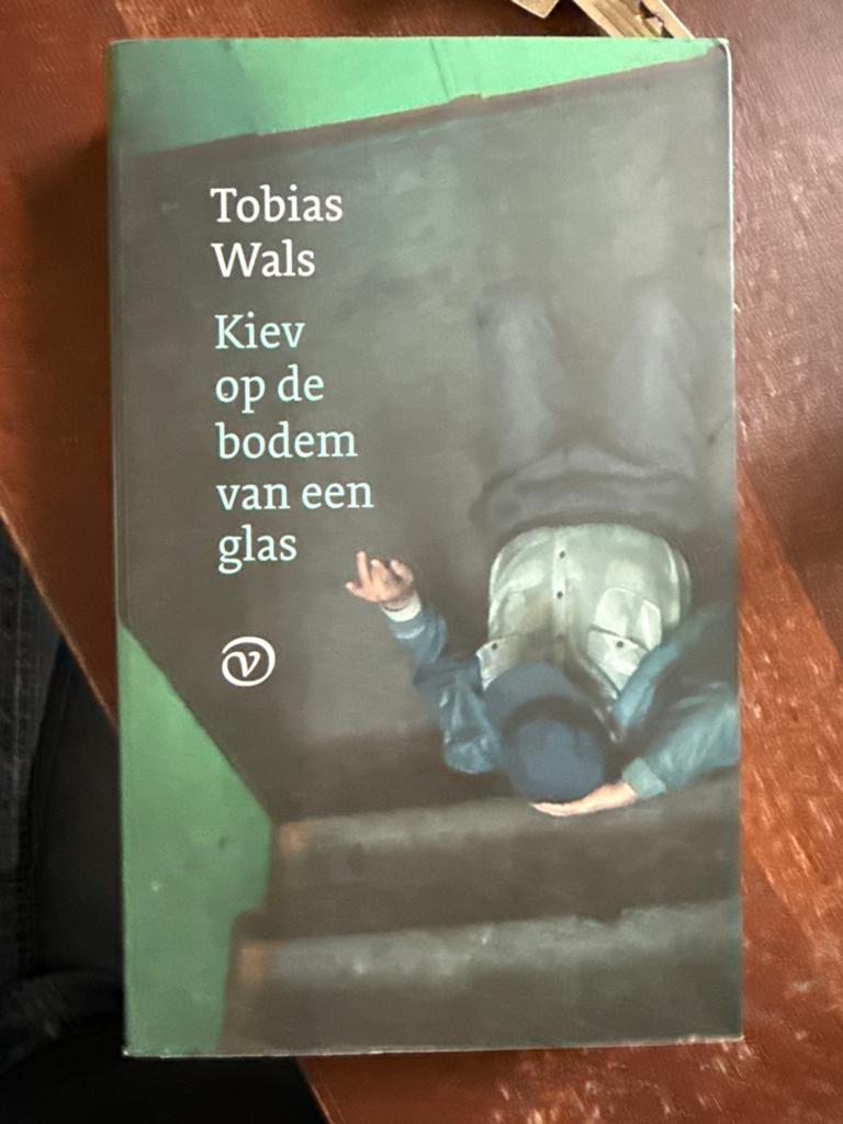 Tobias Wals - Kiev op de bodem van een glas (Ongelezen), Ophalen of Verzenden, Zo goed als nieuw, Nederland