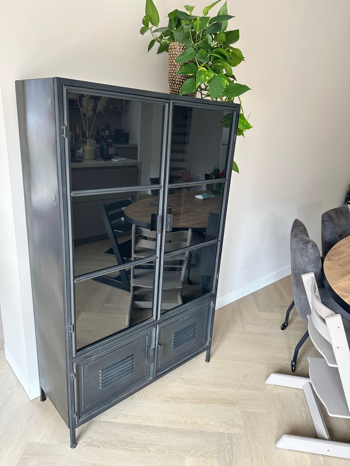 Woood Industriële metalen vitrinekast kast Ronja Zwolle ZGAN, Huis en Inrichting, Ophalen, 50 tot 100 cm, Zo goed als nieuw, Metaal