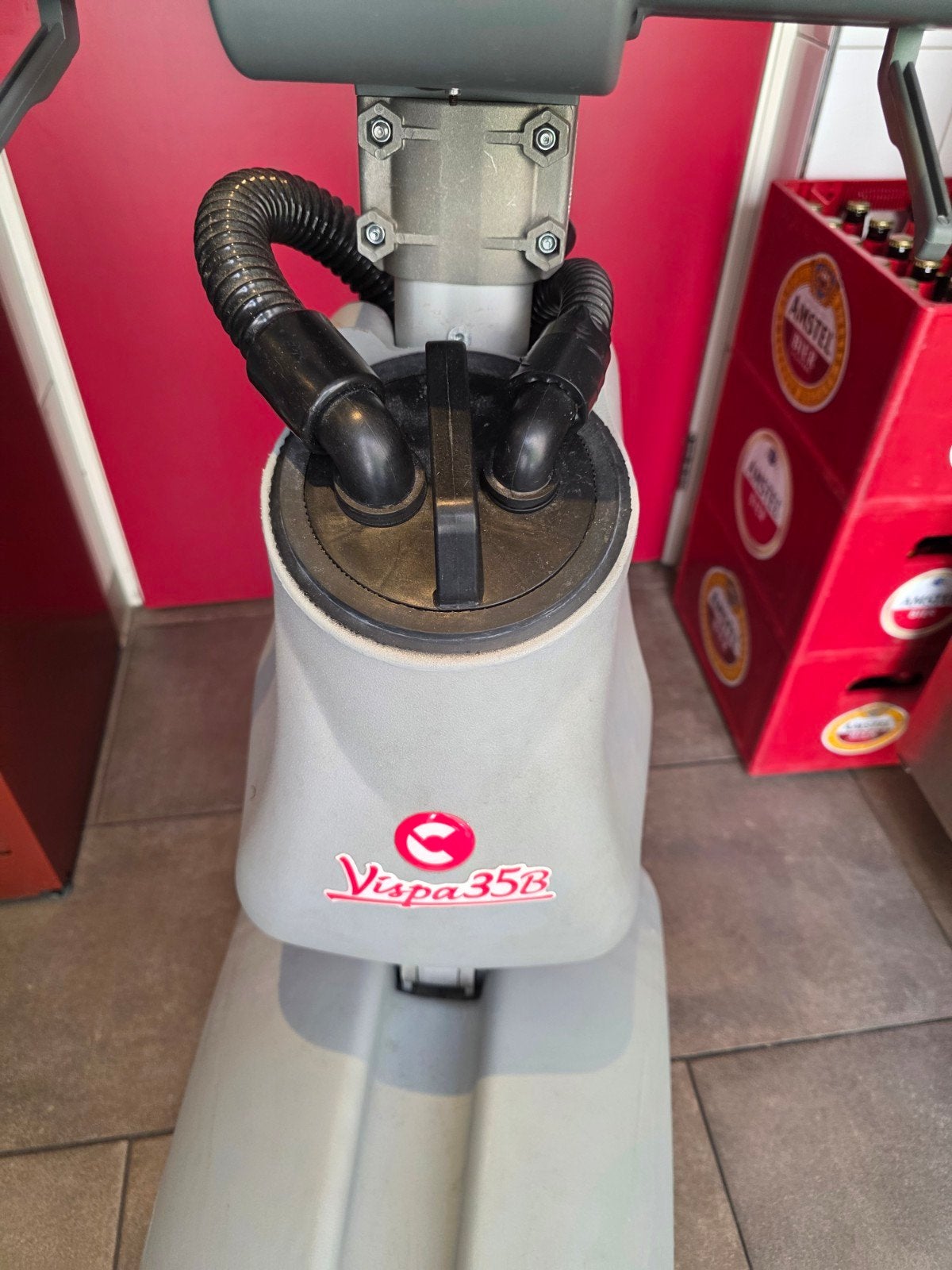 Comac Vispa 35B schrobmachine met nieuwe accu, Doe-het-zelf en Verbouw, Reinigingsmachines, Ophalen, Gebruikt, Schrobmachine