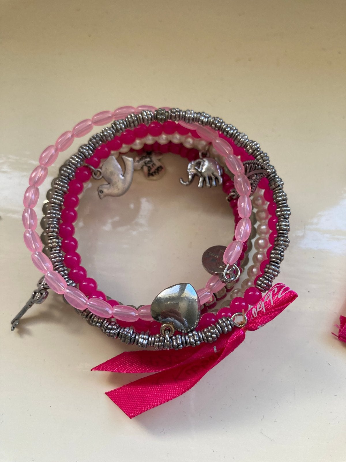 Roze kralenarmband met bedels en lint Pink Ribbon nieuw, Overige materialen, Nieuw, Ophalen of Verzenden, Roze