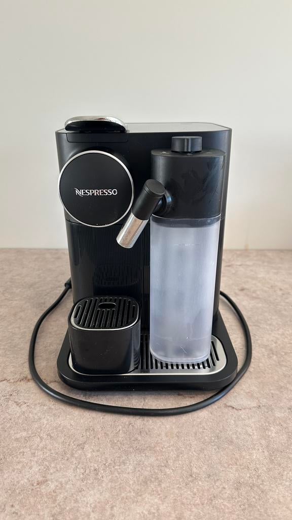 DeLonghi Nespresso koffieapparaat, Koffiemachine, Ophalen of Verzenden, Zo goed als nieuw, Koffiepads en cups