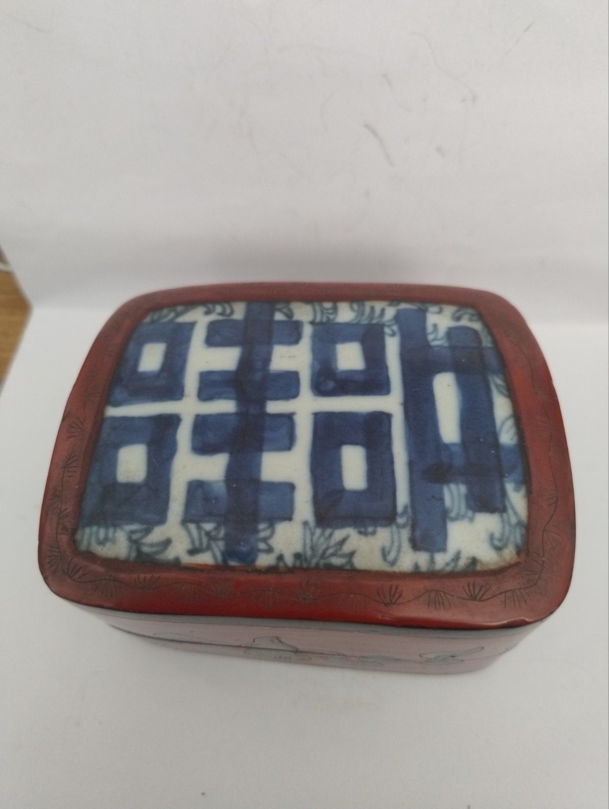 🔴 Vintage Chinees gelakt doosje met blauw en wit porselein, Antiek en Kunst, Ophalen of Verzenden
