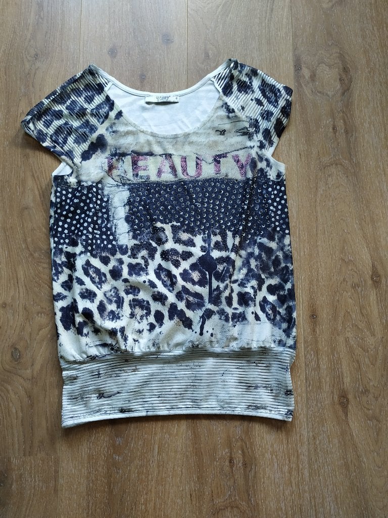 leuk bedrukt shirt met steentjes maat S merk Yissy, Verzenden, Beige, Zo goed als nieuw, Korte mouw