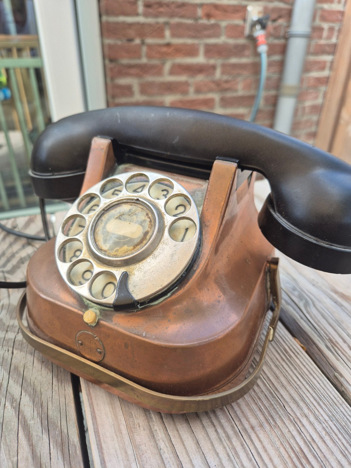 jaren 50 telefoon van Geel en rood koper en bakeliet., Ophalen of Verzenden, Bakeliet