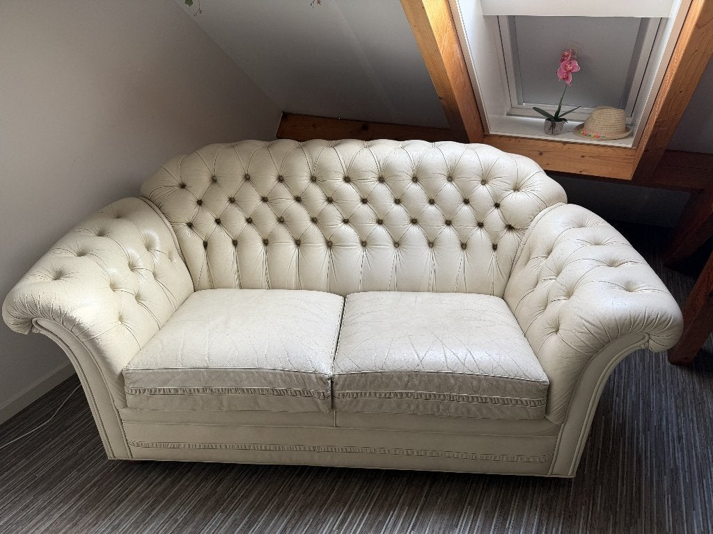 Creme leren 2 zitsbank chesterfield stijl, Huis en Inrichting, Banken | Bankstellen, Ophalen, Gebruikt, 150 tot 200 cm, Tweepersoons