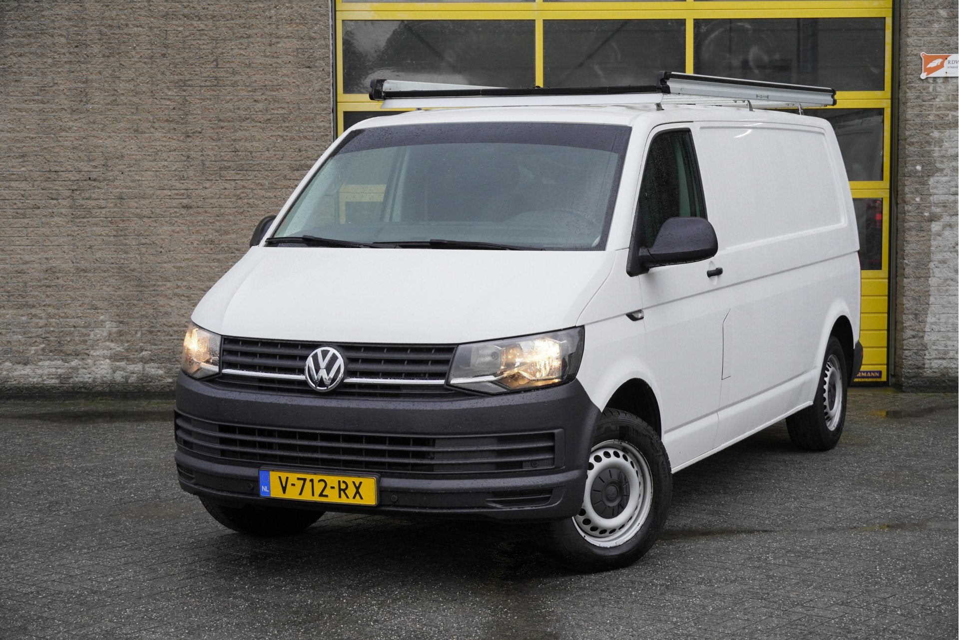 Volkswagen Transporter 2.0 TDI L2H1 BJ2018 Pdc | Trekhaak |, Auto's, Voorwielaandrijving, Dealer onderhouden, Stof, Gebruikt