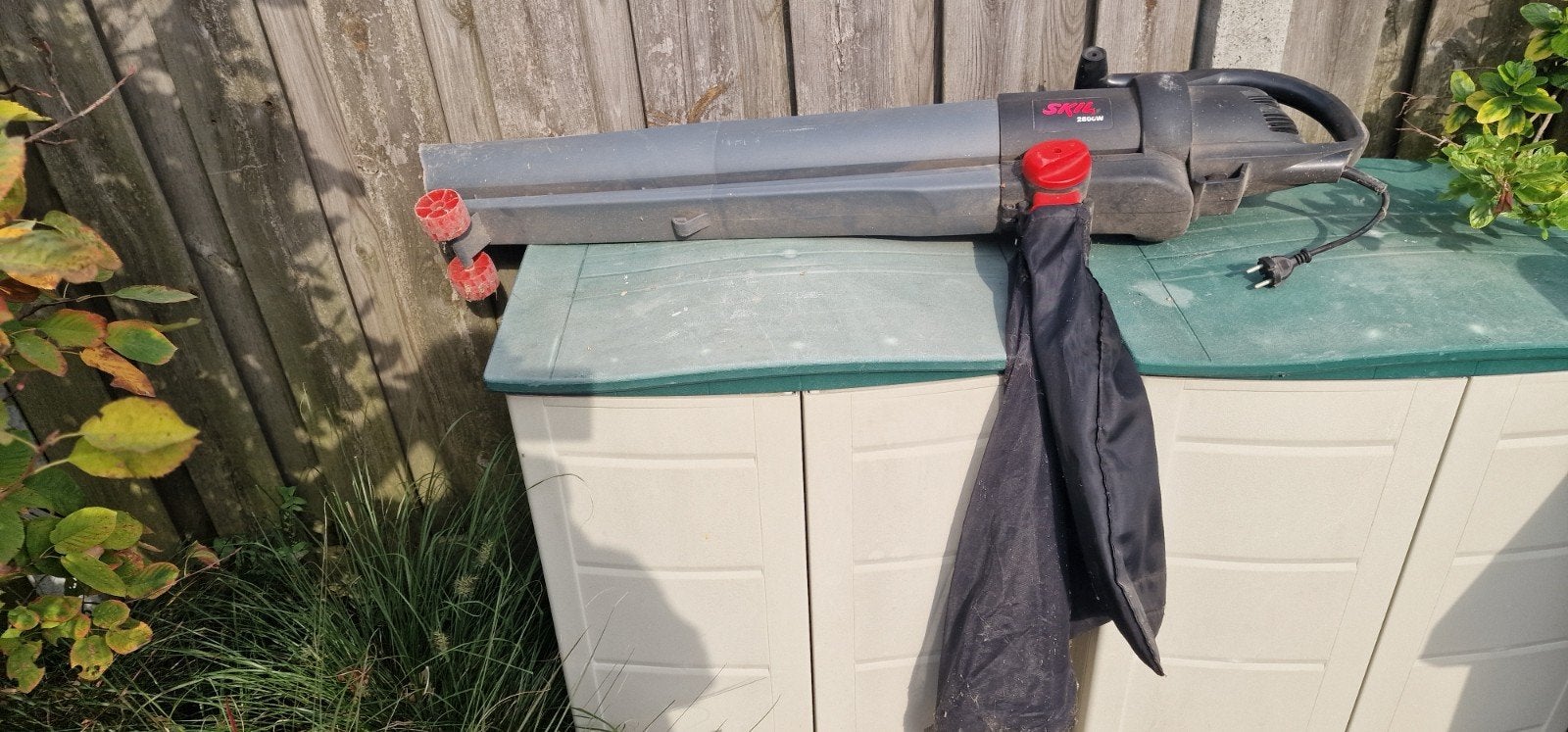 SKIL 2800W Bladblazer met zuigfunctie, Ophalen, Gebruikt, Met opvangzak, Handgedragen