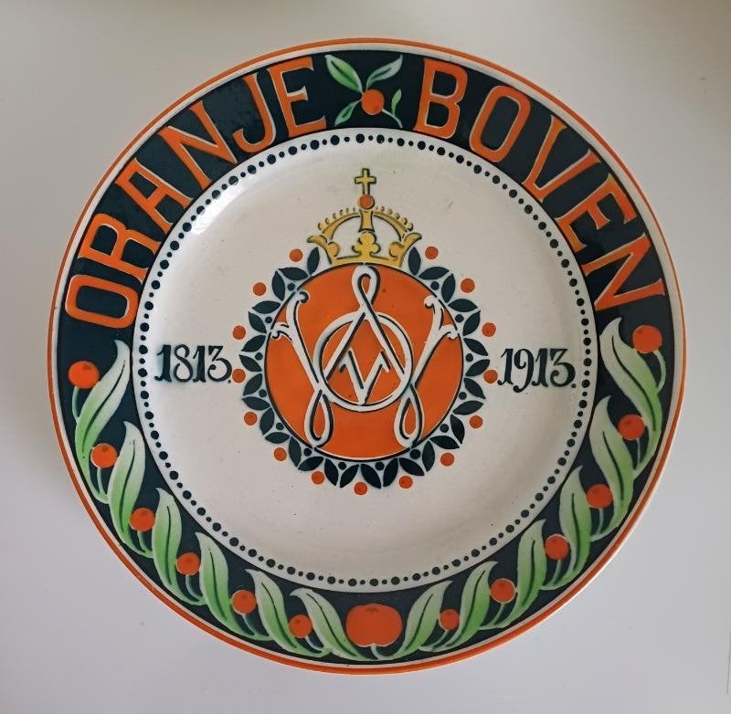 Aardewerk wandschotel oranje boven 1813 W 1913, Verzamelen, Koninklijk Huis en Royalty, Ophalen of Verzenden, Gebruikt, Nederland