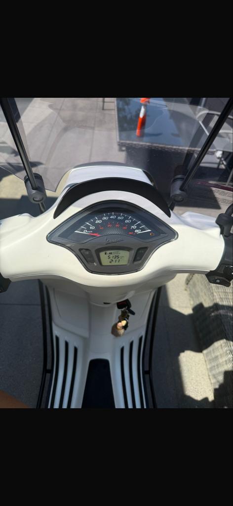 Mat witte Vespa Sprint - Zo goed als nieuw, Ophalen, Overige modellen, Maximaal 45 km/u, Zo goed als nieuw
