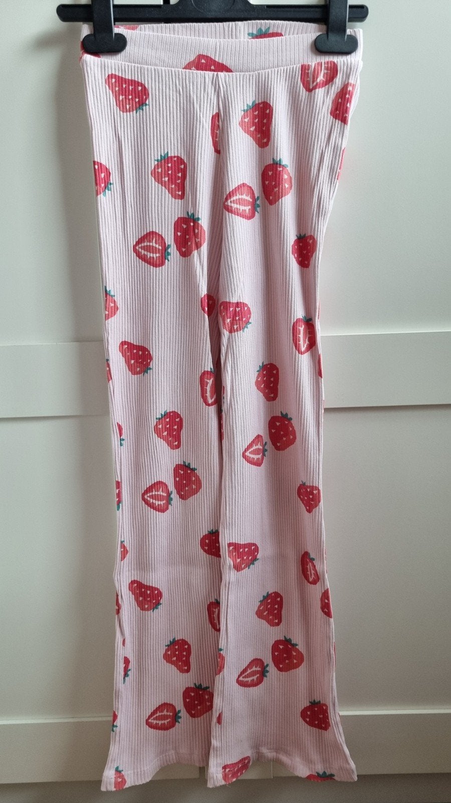 licht roze flared legging aardbei Hema maat 122/128, Broek, Gebruikt, Meisje, Ophalen of Verzenden