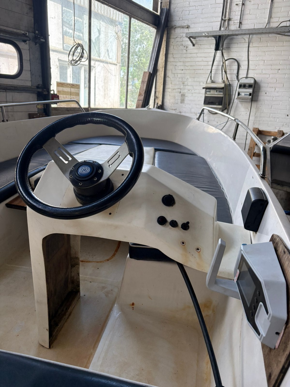 Polyester sloep met nieuwe elektrische motor en stuursysteem, Watersport en Boten, Sloepen, Ophalen of Verzenden, Zo goed als nieuw