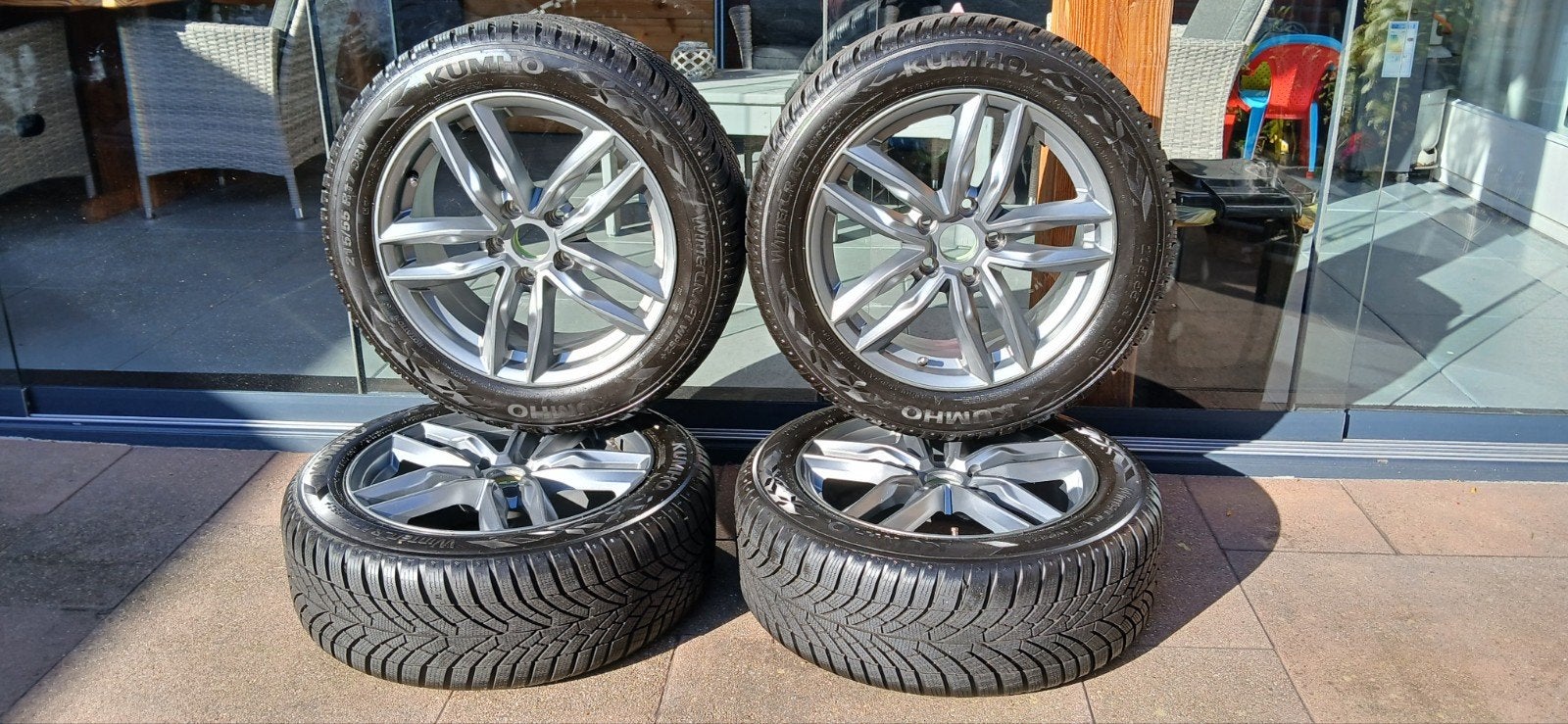 Kumho 215/55 R17 banden op aluminium velgen 5x114.3 ET50, Ophalen, Banden en Velgen, 17 inch, Winterbanden
