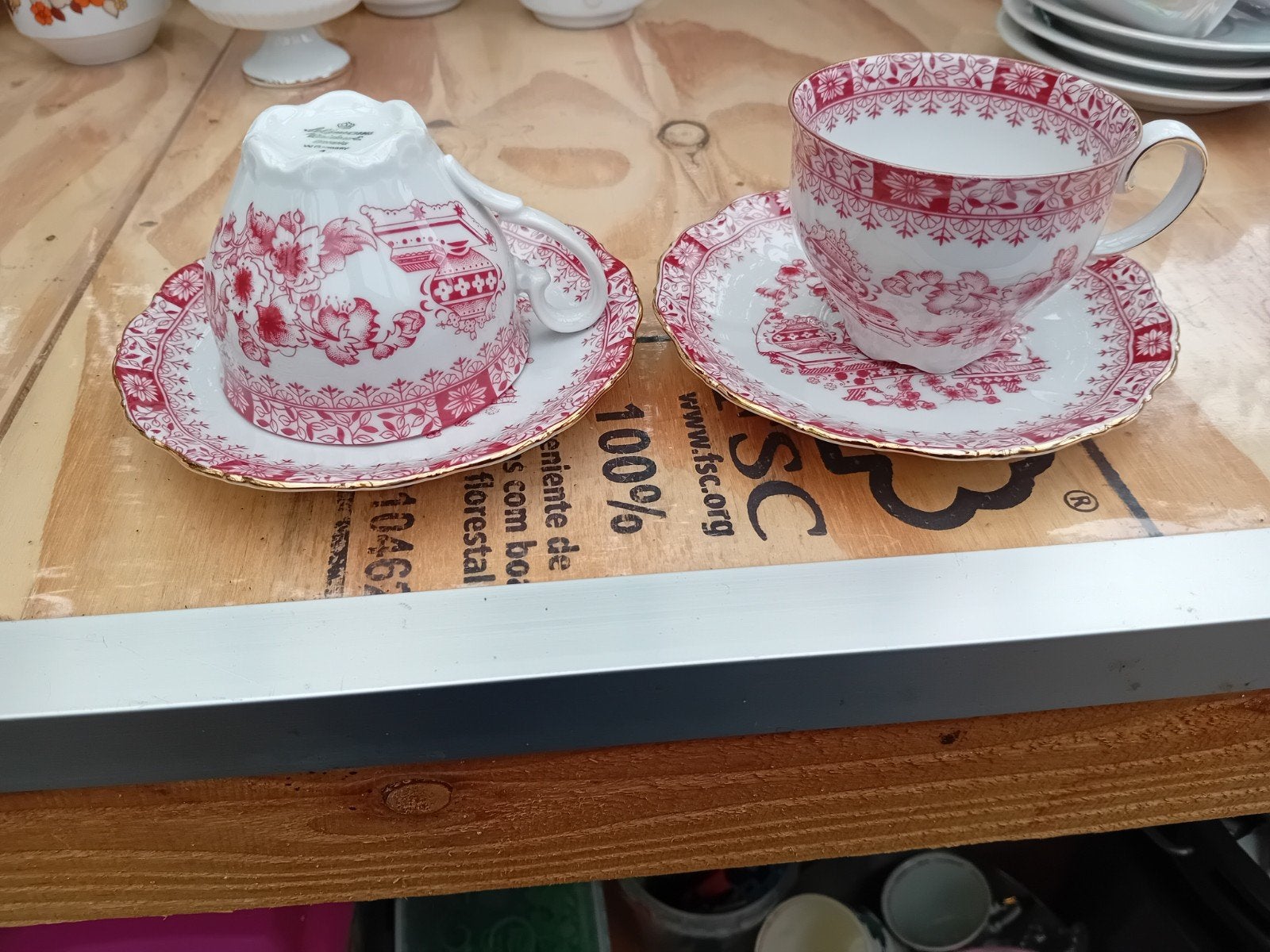 2 mooie kop en schotels, rood-wit, vintage, Ophalen