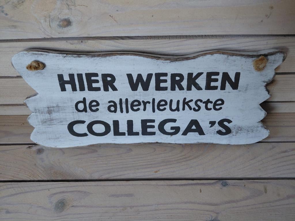 Houten tekstbordje 'Hier werken de allerleukste collega's', Ophalen of Verzenden, Nieuw
