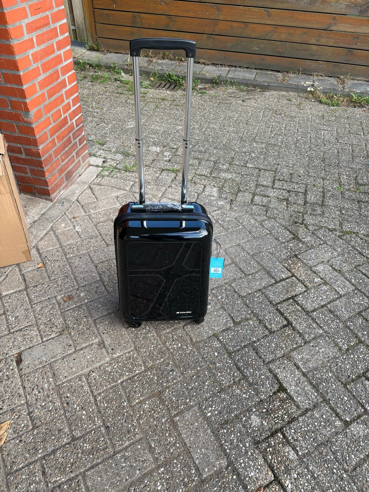 Nieuwe zwarte koffer met uitschuifbare handgreep en wieltjes, 40 tot 60 cm, 20 tot 30 cm, Zwart, Nieuw