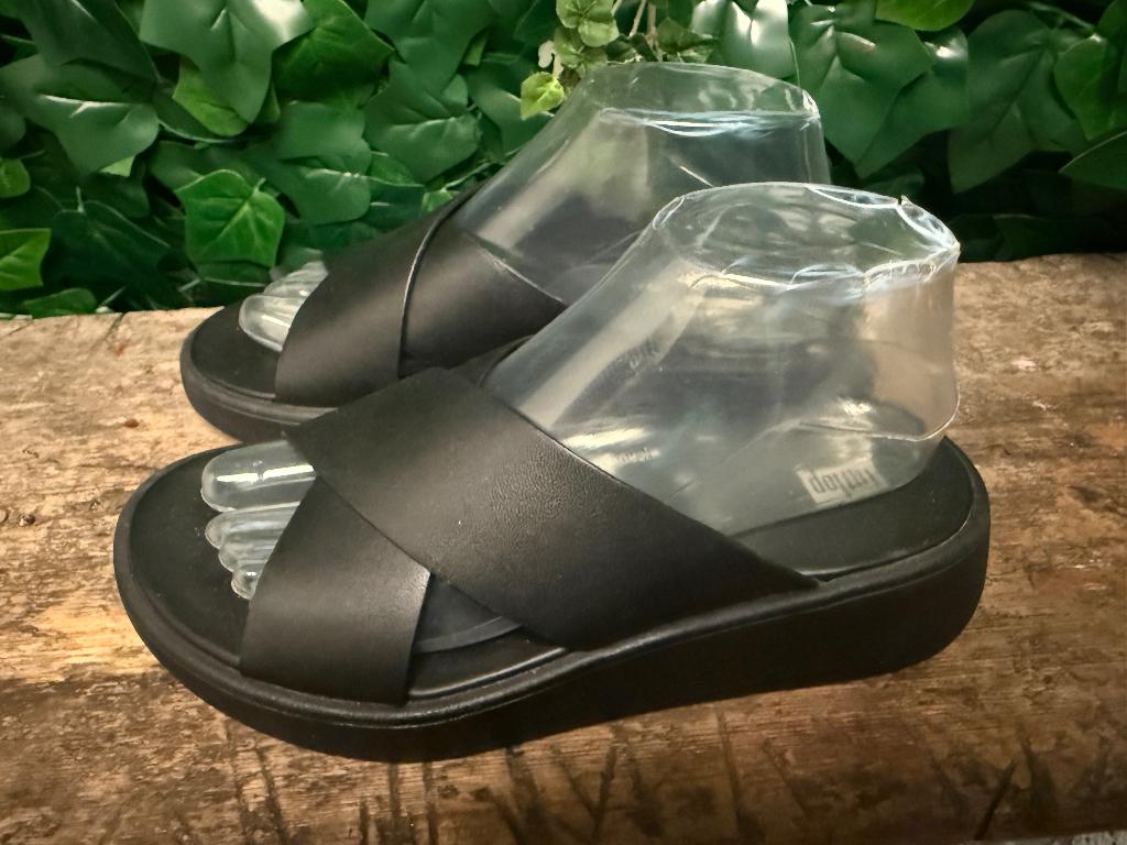 Nieuwe mooie slippers van Fitflop maat 38, Kleding | Dames, Schoenen, Zwart, Nieuw, Ophalen of Verzenden, X