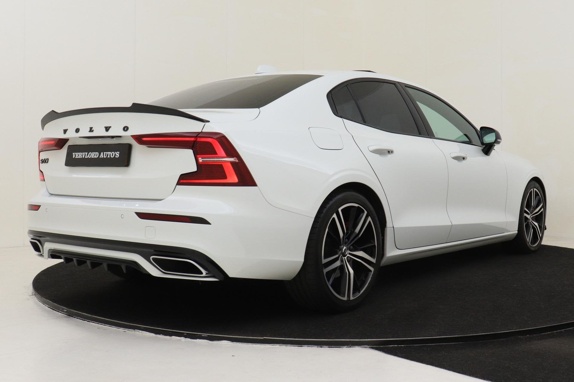 Volvo S60 B4 (M-HYBRID) R-DESIGN -PANO.DAK|HARMAN/KARDON|CAM, Auto's, Euro 6, 4 cilinders, 1969 cc, Wit