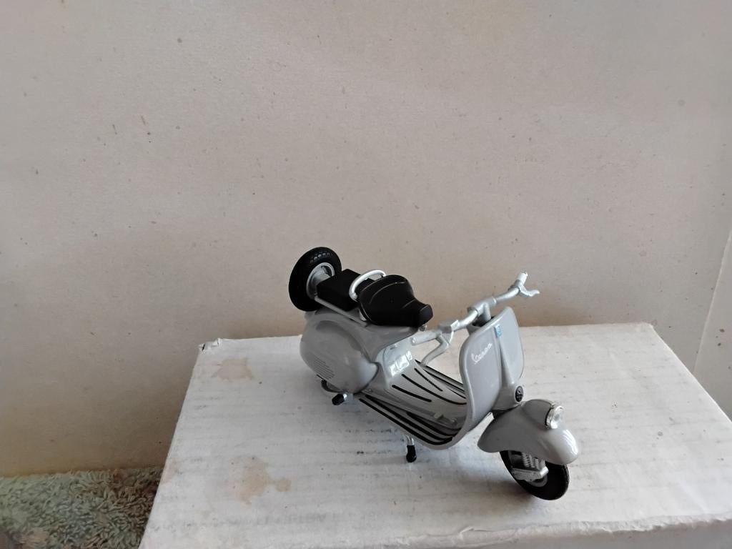 VESPA   SCOOTER, Ophalen of Verzenden, Zo goed als nieuw, Groter dan 1:32