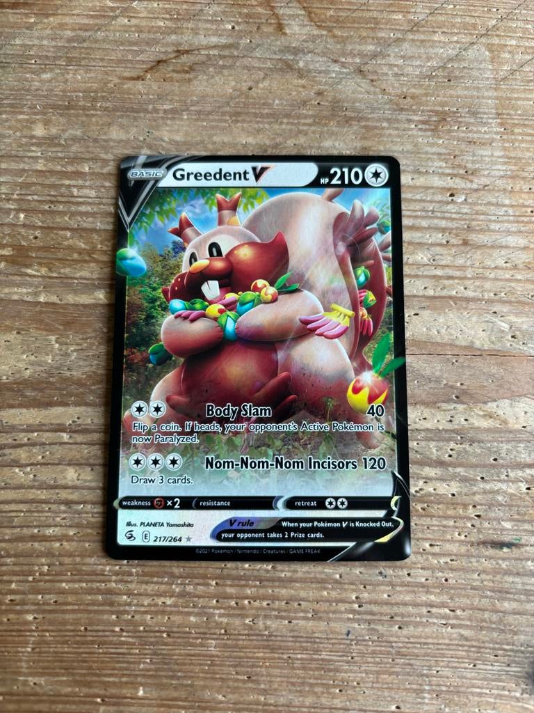 Greedent V - Fusion Strike Pokémon Kaart, Ophalen of Verzenden, Zo goed als nieuw, Losse kaart, Foil