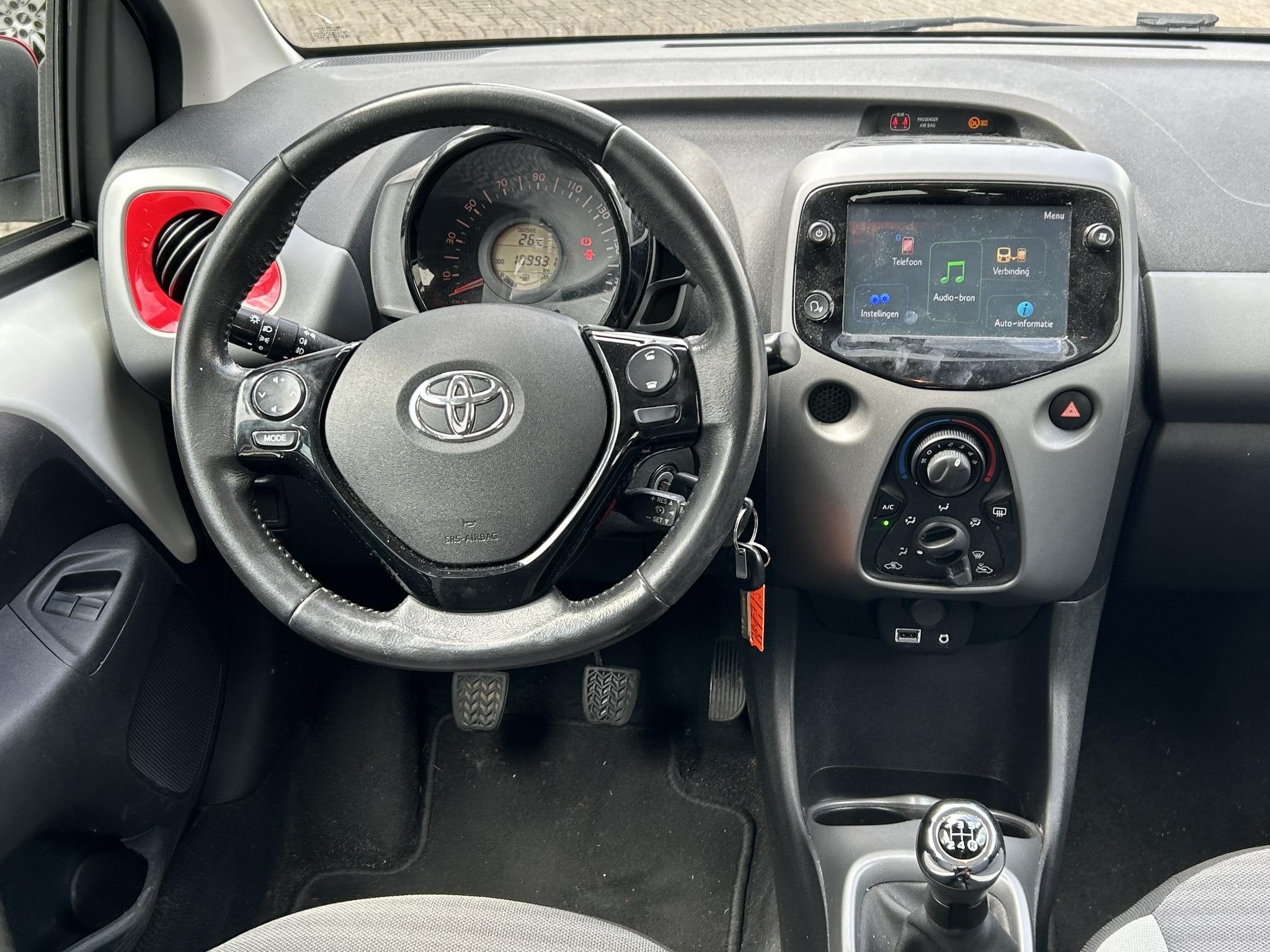 Toyota Aygo 1.0 VVT-i x-cite | Carplay | Camera | 15" Velgen, Stof, Gebruikt, Met garantie (alle), 4 stoelen