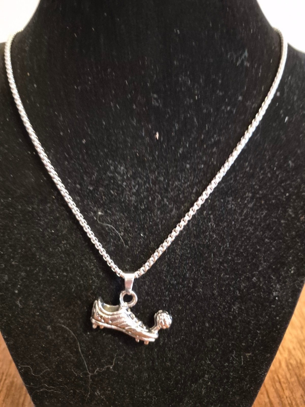 Zilverkleurige ketting met voetbal schoen hanger, Ophalen of Verzenden, Zo goed als nieuw, Zilver, Overige materialen