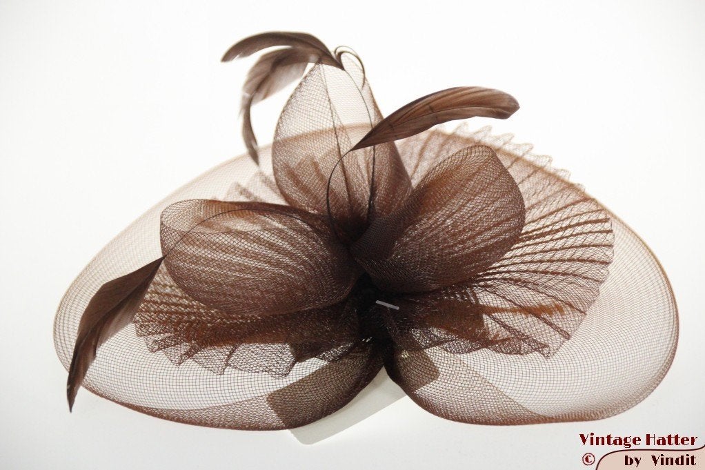 Disc Fascinator wijd bruin met veren nieuw one size fits all, Ophalen of Verzenden, Nieuw, One size fits all, Hoed