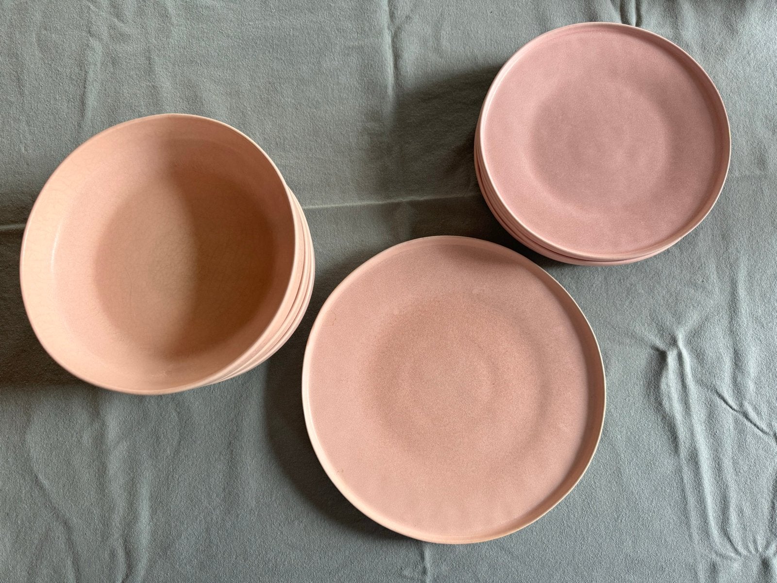 Roze borden en kommen set - 4 platte borden, 3 diepe borden, Huis en Inrichting, Ophalen, Gebruikt, Keramiek, Bord(en)