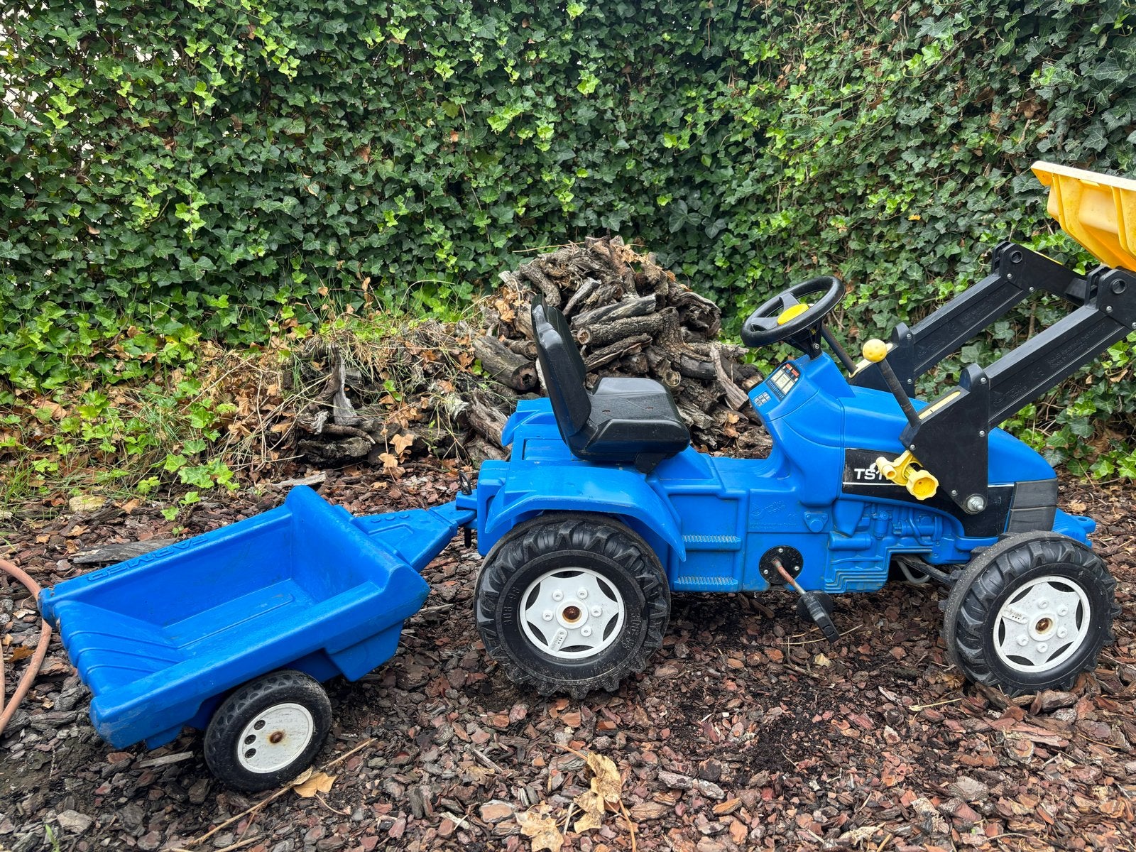 Blauwe traptractor met aanhanger en voorlader, Ophalen, Gebruikt