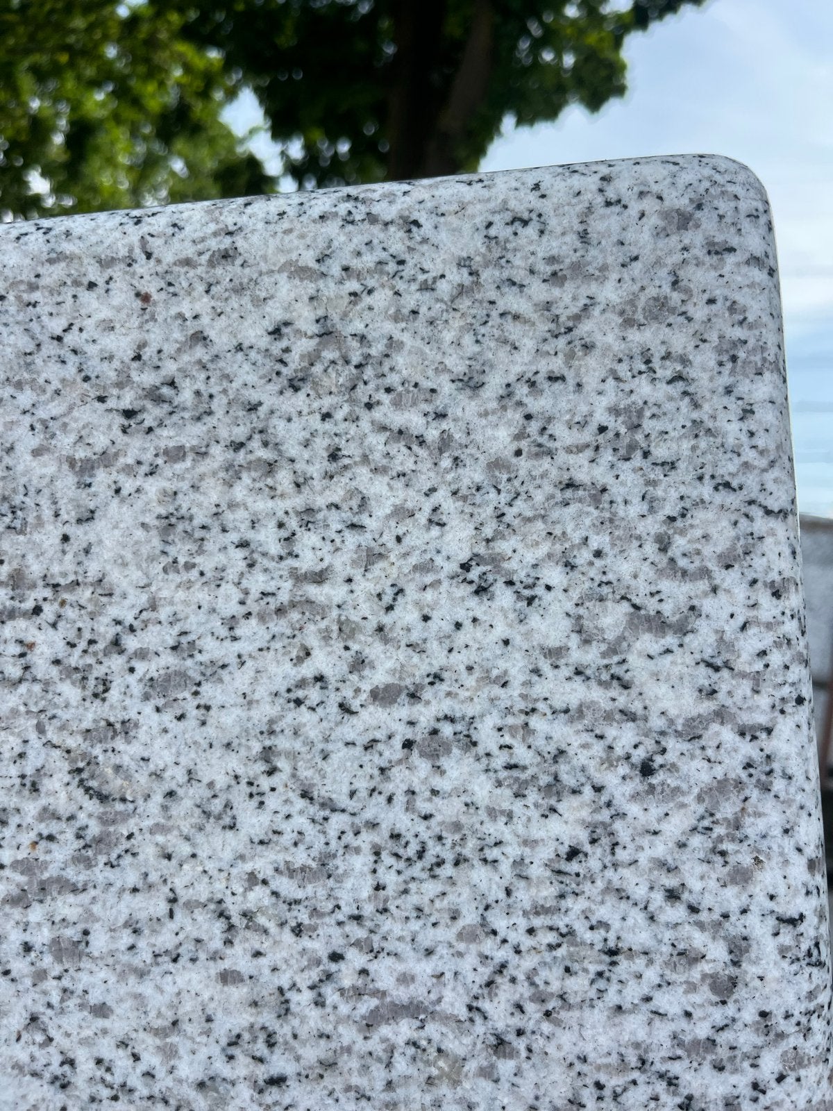 Licht grijs granieten zuil met betonnen voet en palen, Ophalen, Gebruikt