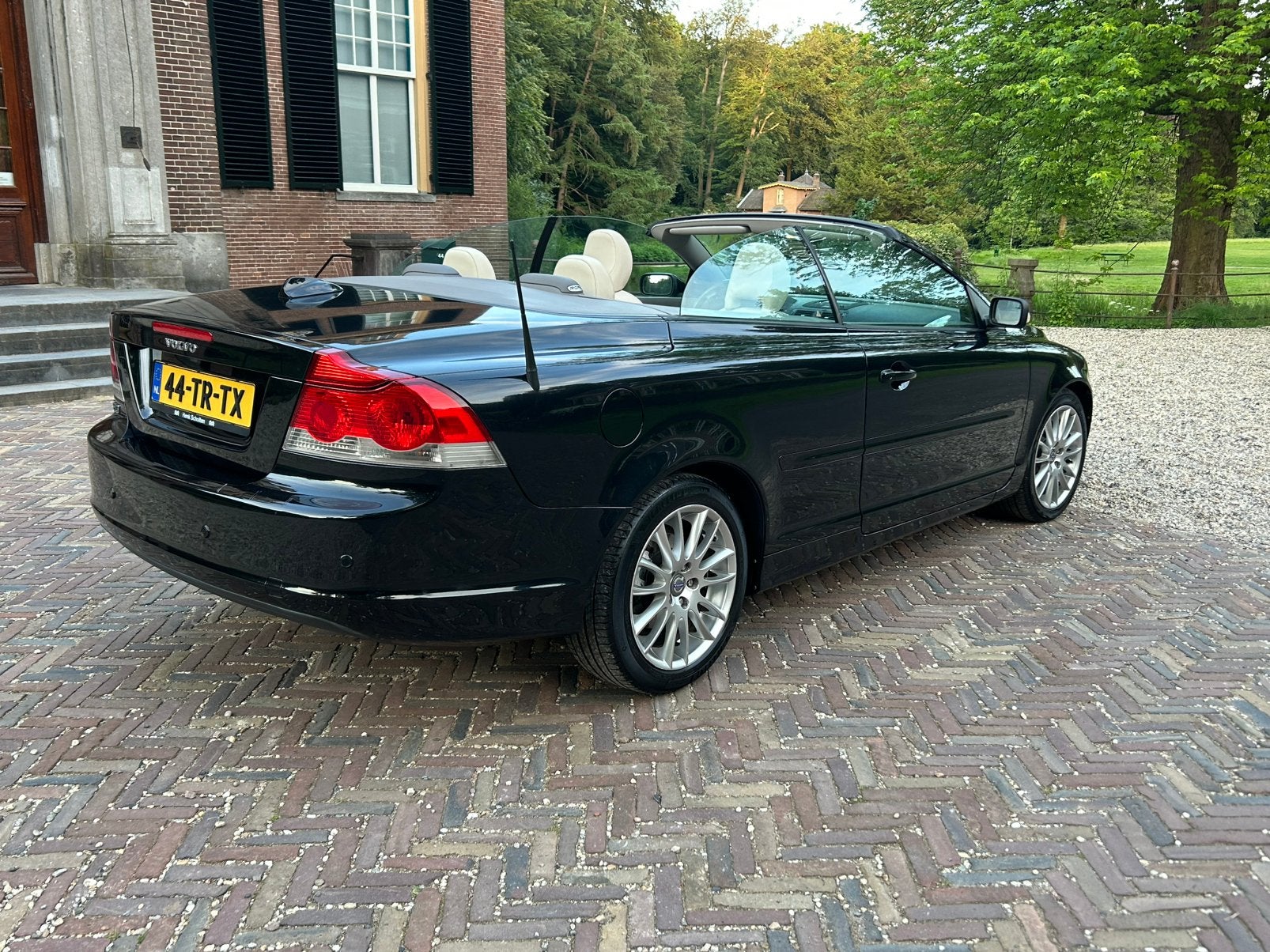 Volvo C70 2.4 170PK Summum geartronic 2007 246000km NL auto, Auto's, Volvo, C70, Beige, Cabriolet, 4 stoelen